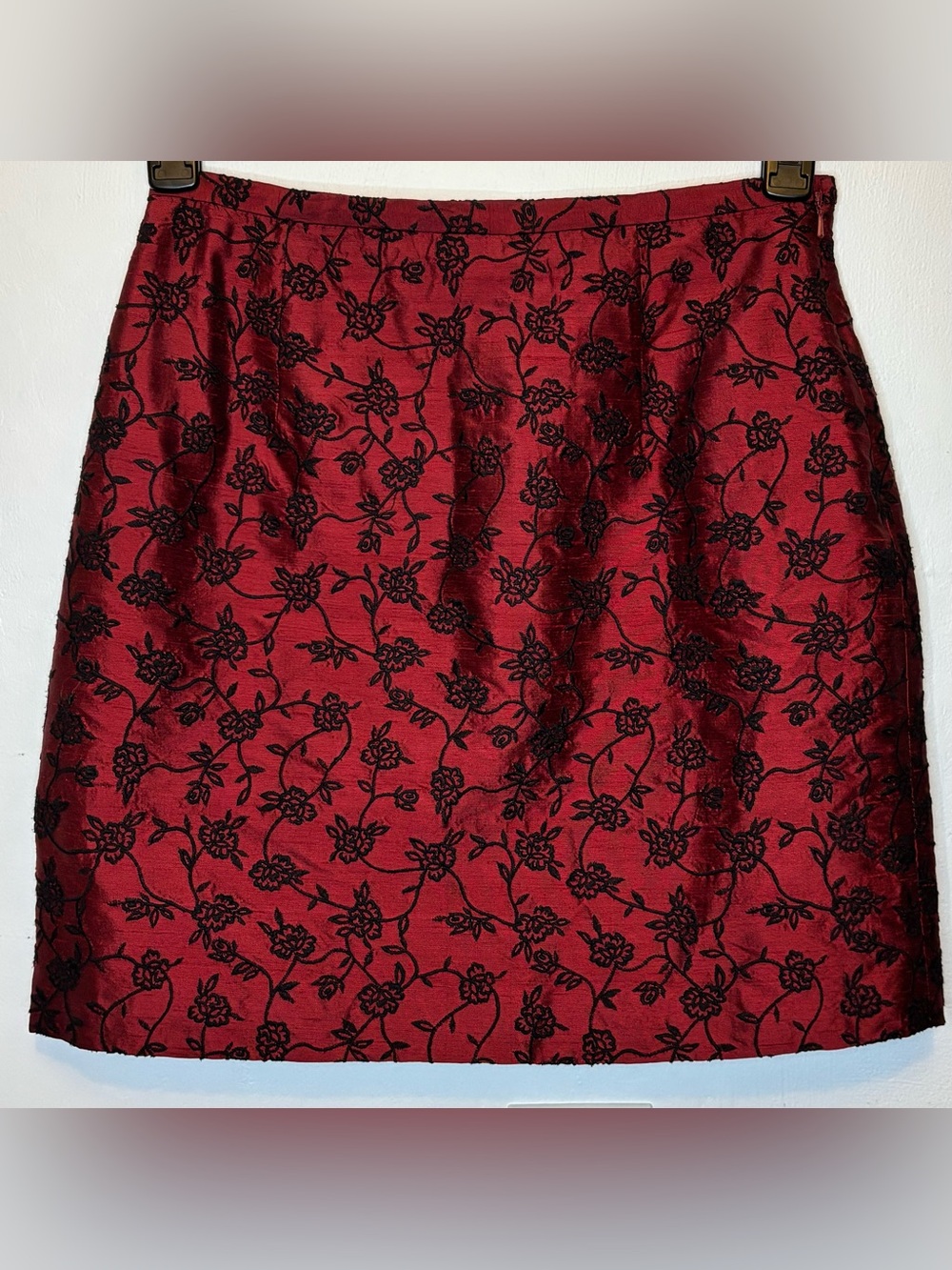 Ann Taylor Vintage 100% Silk Embroidered Red Black Floral Mini Skirt Size 8